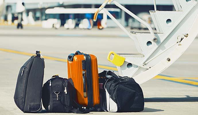 maletas junto a un avión en el aeropuerto